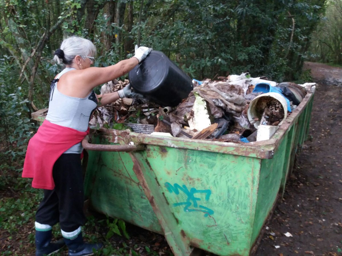 ConBergondo's tweet photo. Hoxe, dentro da VI Semana da Custodia da Reserva de Biosfera, estase a levar a cabo a limpeza do río #Callou de #Bergondo 🌊 https://t.co/IgtqQ57cHY