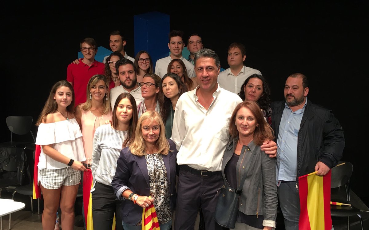 Albiol_XG's tweet photo. Muy orgulloso de los miles de catalanes que defendéis sin descanso la unidad de España. ¡GRACIAS! 🇪🇸 #UnDomingoLegal https://t.co/fdbg436lFL