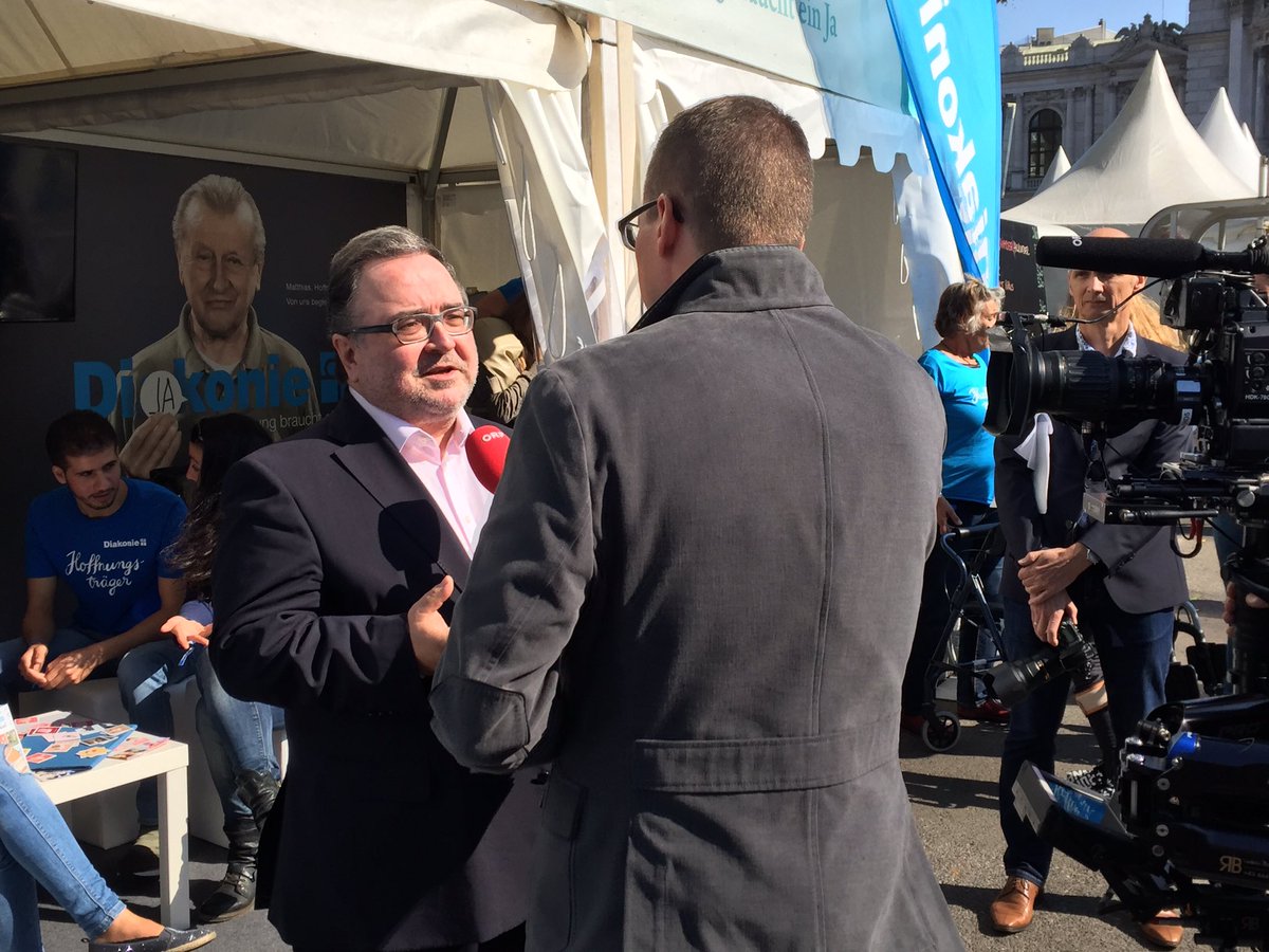 LandauDaniel's tweet photo. @nedo04 @mlcaritas Diakonie, Hoffnung braucht ein Ja! @michaelchalupka,
starker Partner der Menschlichkeit! #fest500 @diakonieAT https://t.co/rwBuMjlmes