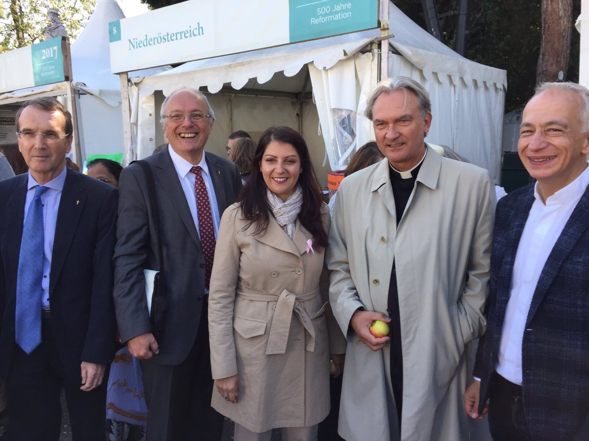 LandauDaniel's tweet photo. @nedo04 @mlcaritas ...Begegnungen an einem herrlichen Feiertag, #fest500!
Am Rathausplatz, im Herzen einer wunderschönen Stadt ❤️ #wienliebe
@ChristophRiedl https://t.co/gnJsQzDt6X