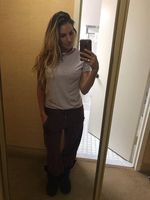 When you can't sleep so you go down to eat. 🤷🏼&zwj;♀️ and It's kinda cold 🤣 🍒 https://t.co/BIRND8vxQt<a href="/tag/teaganpresley"class="tags"><span>#teaganpresley</span></a><a href="/tag/preggobelly"class="tags"><span>#preggobelly</span></a>