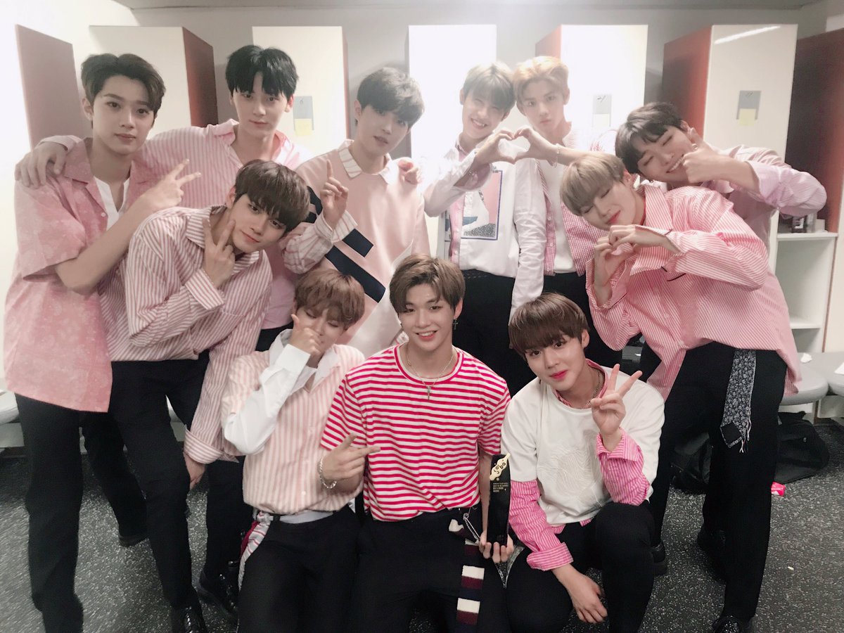 baejincookie's tweet photo. 170920 WANNA ONE won the Rookie Award at Soribada Music Awards 🏆 축하해요 워너원 정말 사랑해!!!! 🎉🎉💕 #101SLATE https://t.co/X7TtvsipmH