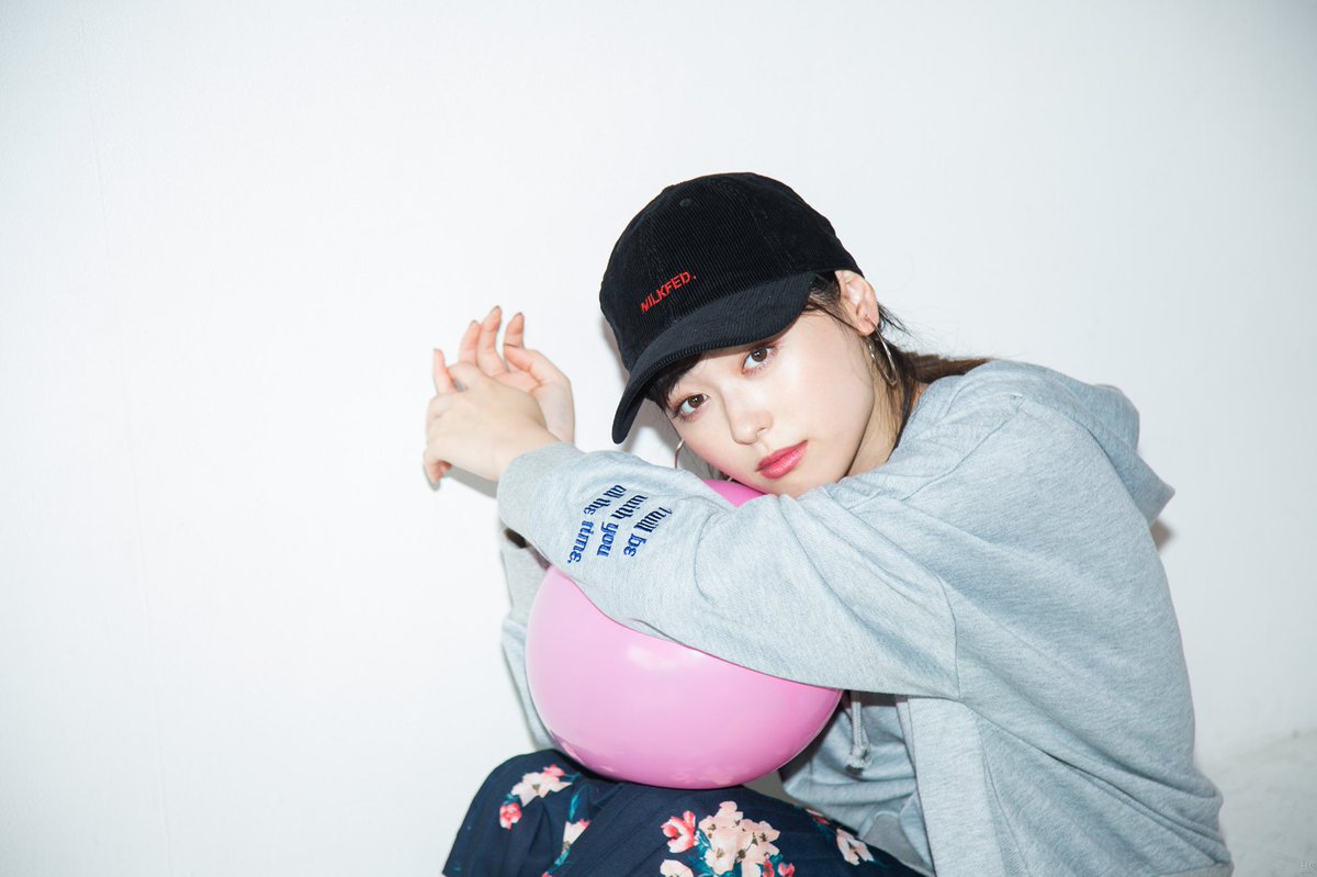 howcollect's tweet photo. 《プリーツスカート×やんちゃ感がかわいい変化球コーデ》
ストリート派のハズしアイテムとしても優秀なプリーツスカート。
パーカはちょっと大きめのサイズ��がカギ！キャップやピアスなど小物使いで遊ぶのが上級者。
#福原遥 #ハウコレ
→ https://t.co/D1g4kZ09jU https://t.co/TOMSPGQxlE