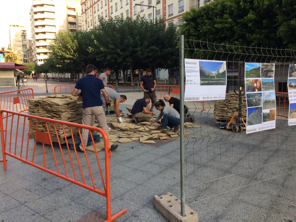 ArquitectosCTAC's tweet photo. En el #DiaArquitectura els arquitectes de Castelló anem a realitzar una construcció de pedra en sec al centre de la ciutat https://t.co/Z5e5YP1fC0
