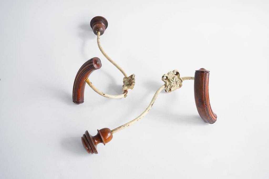 junya27's tweet image. ”French hook”
フランス製の壁付け用フック。ブロカントチックな雰囲気で様々シーンで重宝するアイテム。
.
#frenchhook#brocante#industrial#atelier#industrialdesig… ift.tt/2xE4W6v