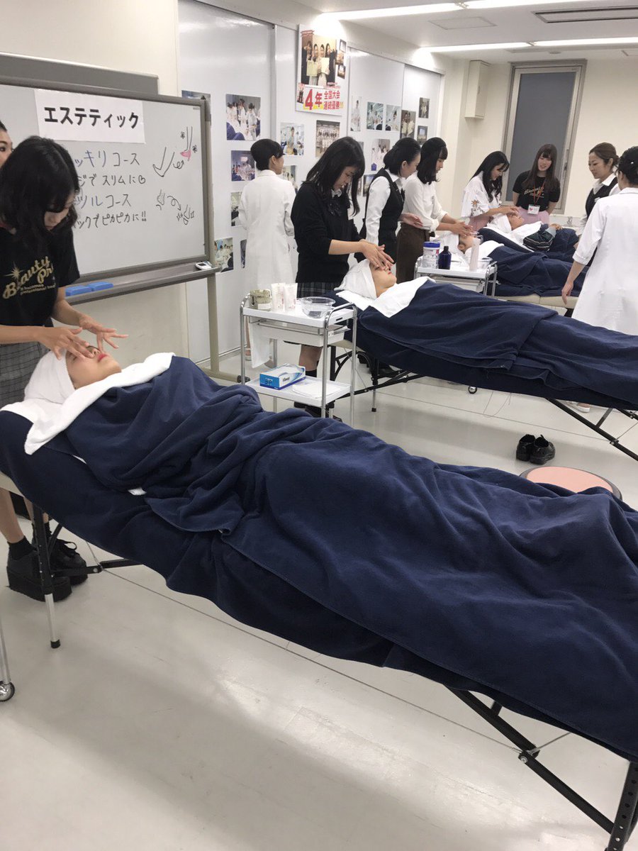 関西ビューティプロ専門学校 本日はエステブース メイクブース が大人気でした エステでは小鼻をクレイパックでケア メイクは秋カラーを使ってポイントチェンジ 皆さんとても楽しそうでした 気になる方は是非 オープンキャンパスでお待ちしてます