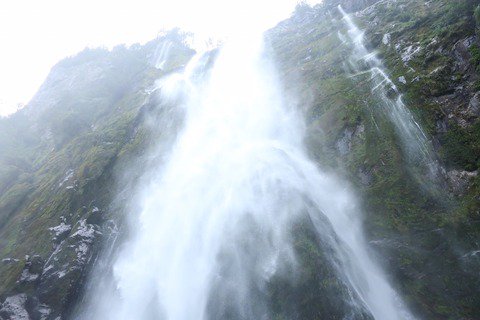 MaskRider's tweet image. #ニュージーランド　♯ミルフォードサウンド　#海外旅行　#新婚旅行　#ハネムーン 旅人速報 : 【新婚旅行禄】ニュージーランド／ミルフォードサウンド tabi-soku.liblo.jp/archives/18839…