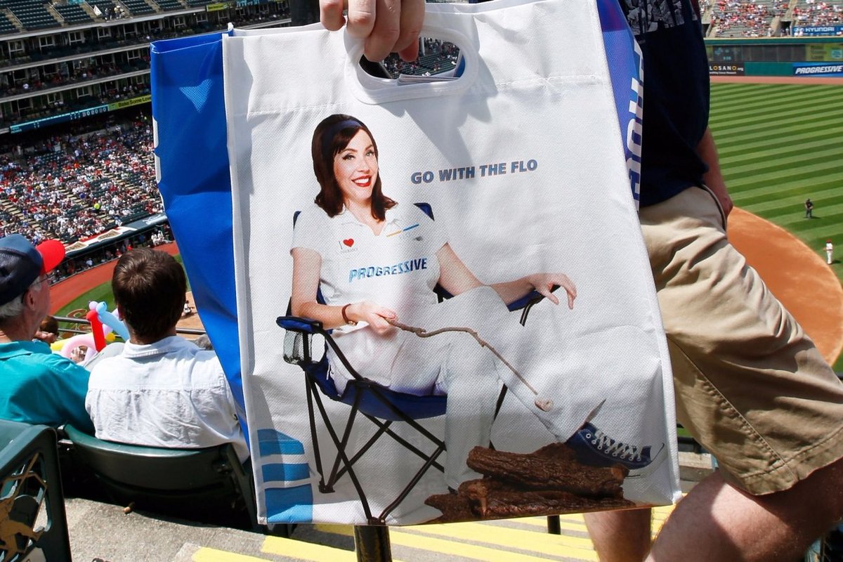 Bloombeesapp's tweet image. Do you think that influencers marketing is a 2017 trend? Nope, this way of advertising goes back to 1700. entrepreneur.com/article/298219