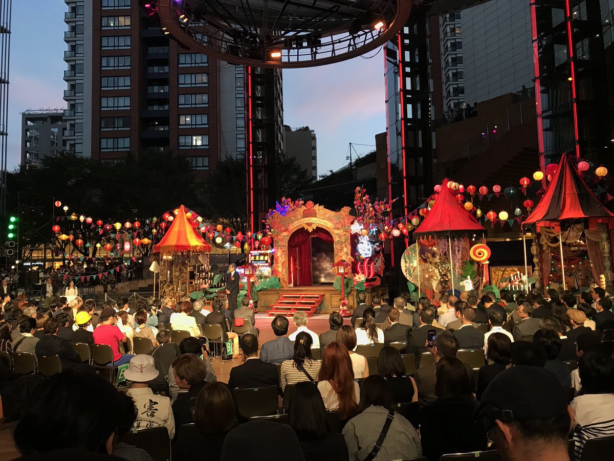 Roppongi Art Night コアタイム キックオフセレモニー開催 開幕セレモニーが 六本木アートナイト実行委員長 南條史生ご挨拶より華やかに始まりました 六本木ヒルズアリーナには アーティストの皆さんも集結しています T Co K01knwybrm Roppongi Art Night コアタイム キックオフセレモニー開催 開幕セレモニーが 六本木アートナイト実行委員長 南條史生ご挨拶より華やかに始まりました 六本木ヒルズアリーナには アーティストの皆さんも集結しています T Co K01knwybrm