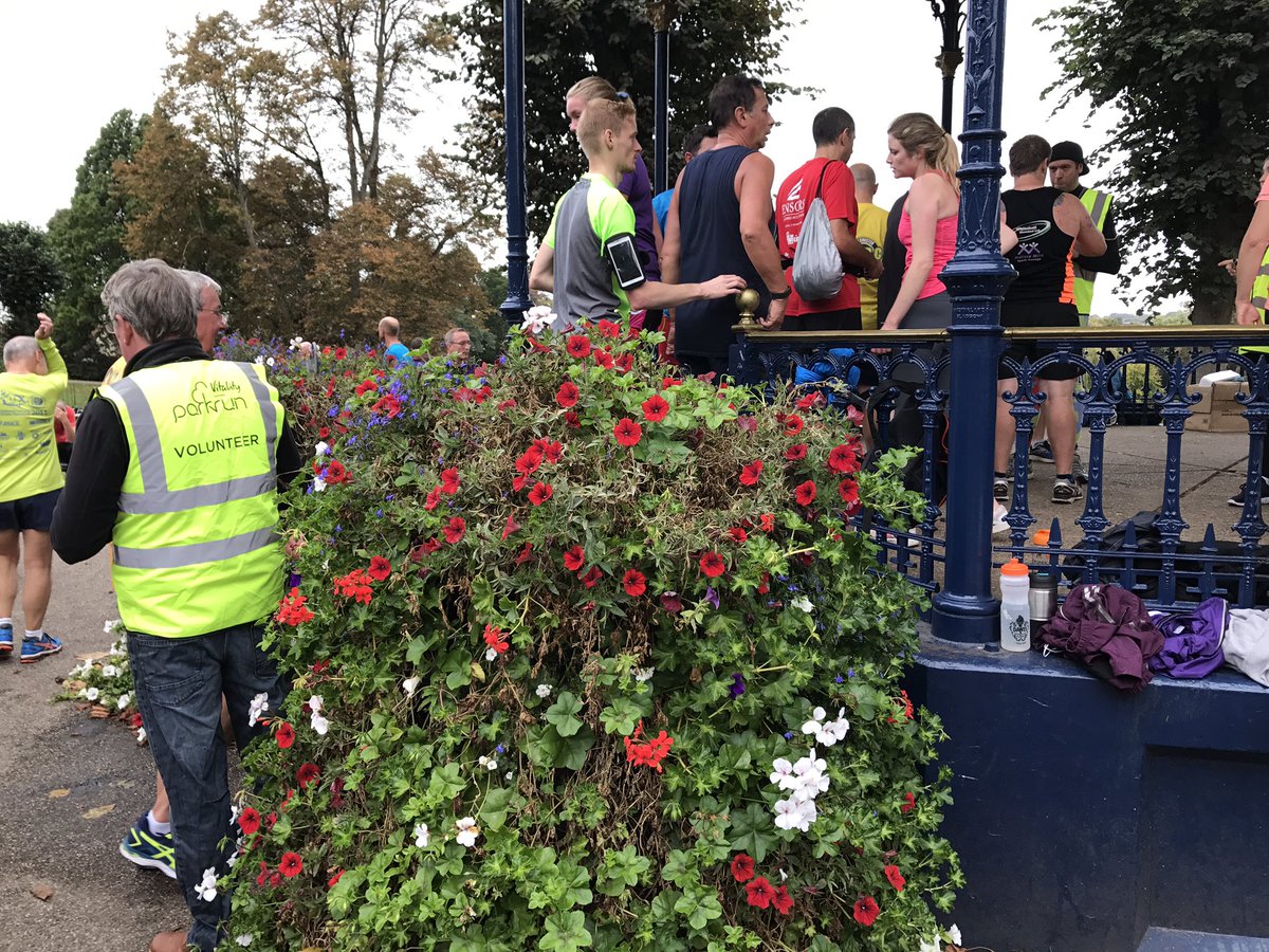 ColchChronic's tweet image. Oh how we LOVE @Colchesterparkr. 9am by the Bandstand every Saturday. Ta to ACE volunteers. Hellooo @nickjbarlow #Colchester