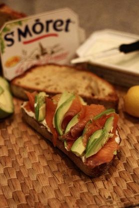 Recipay's tweet image. RECIPAY.COM - Tartine de truite fumée et avocat au St Môret bit.ly/2xJ0oIE