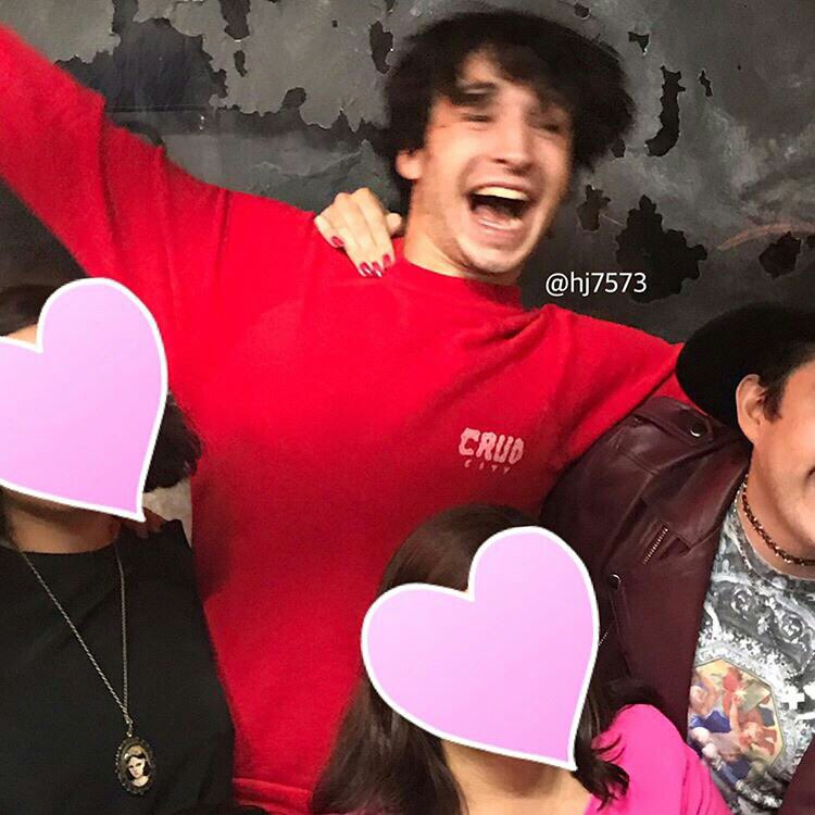 HAPPY BIRTHDAY TO THE SWEETEST GAY BOY EXISTING!!!!!!!
happy birthday, ezra miller <333 