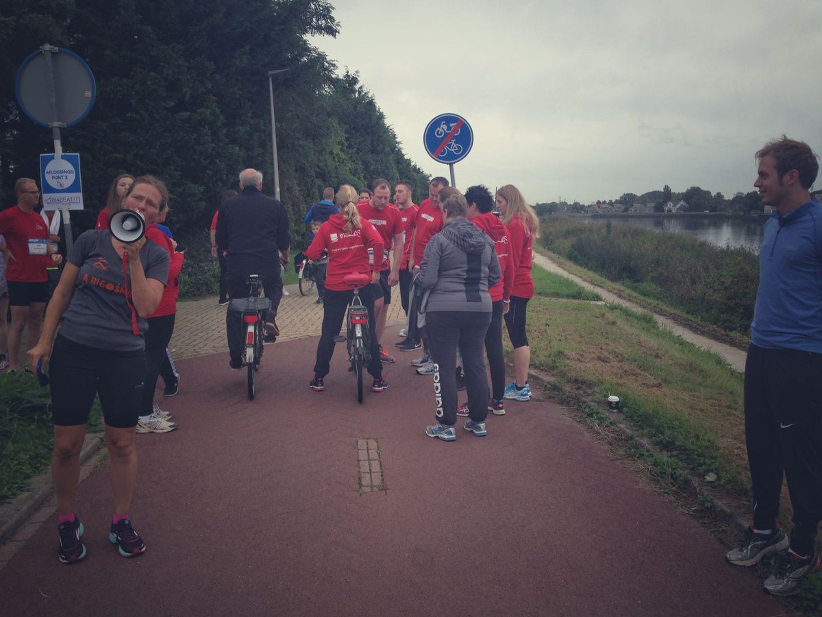 Ook de supporters zijn vroeg opgestaan om iedereen aan te moedigen. Sponsoren kan nog!:) Klik hier: goo.gl/tsCAY2 #Diabeatitrun
