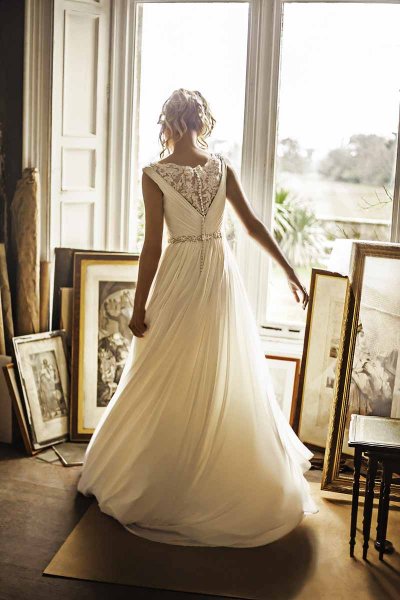 CLOSING DOWN SALE: 2406 (by Benjamin Roberts) size 14

Was £999, now £350
Contact us today on 01635 35113

#Bridalwear #weddingdress