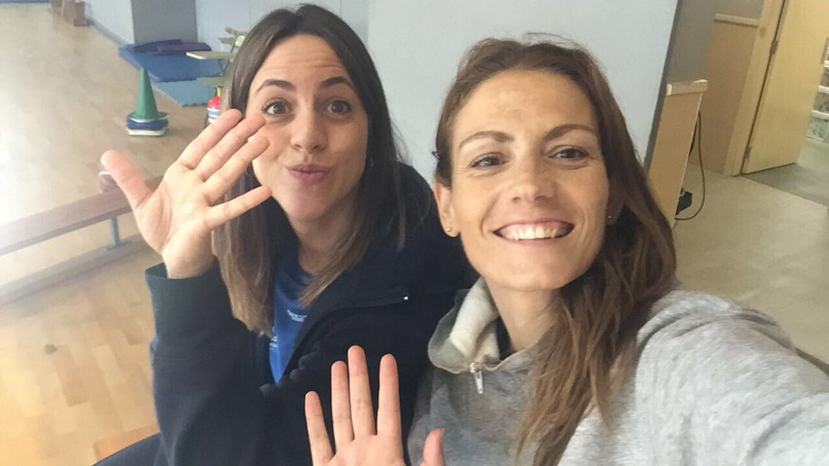 CampusPontvedra's tweet photo. Nuestras chicas os mandan saludos!! @BeaFontan y @Lefvillamarin os desean un feliz inicio de temporada y salud, mucha salud!! 😘😘 https://t.co/rp5PUzCRaW