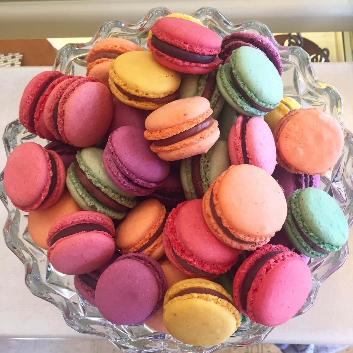 Taste the rainbow 🌈 We have a variety of flavours for you all to try! This weekend is Chocolate, Raspberry and Vanilla 👨🏻‍🍳 #macaroons