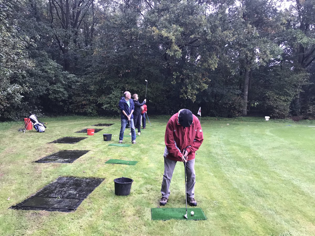 Vanochtend in de regen de eerste van de vier golflessen gehad op de zaterdagochtend. Leuk hoor!