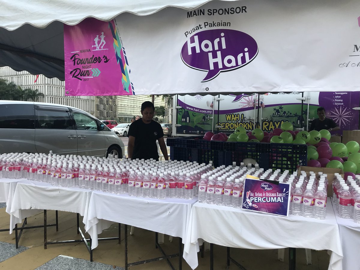 Harihariofficial On Twitter Pusat Pakaian Hari Hari As Main Sponsors For Makna Founder S Night Run Come And Get Free Mineral Water Balloon And Voucher Now Mnfr2017 Https T Co Qnbbjjx8jd