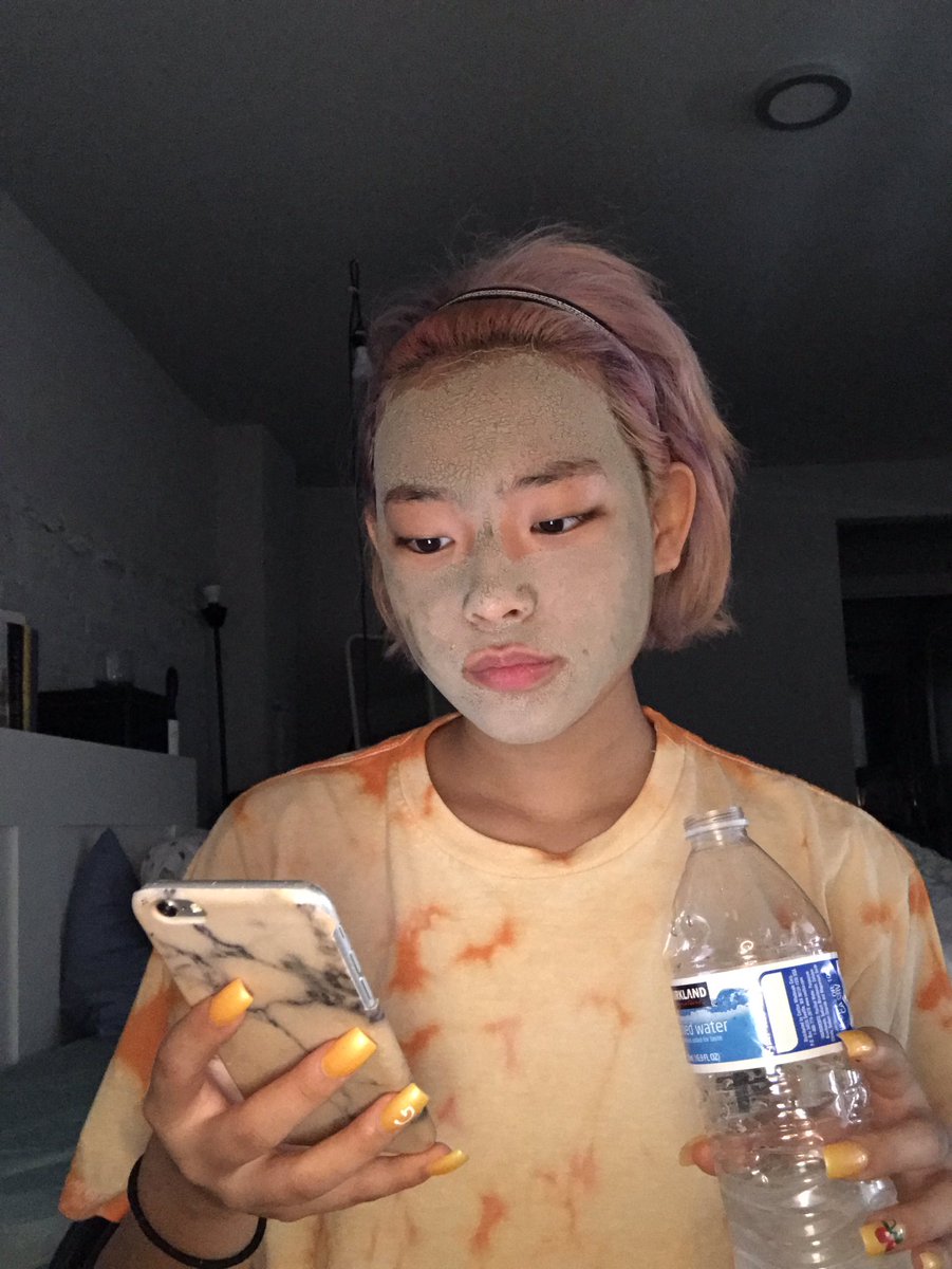 Jessicaacutie's tweet photo. when ur reading a skincare thread and step 1.) is "don't get stressed" https://t.co/UCJHTOhv0a