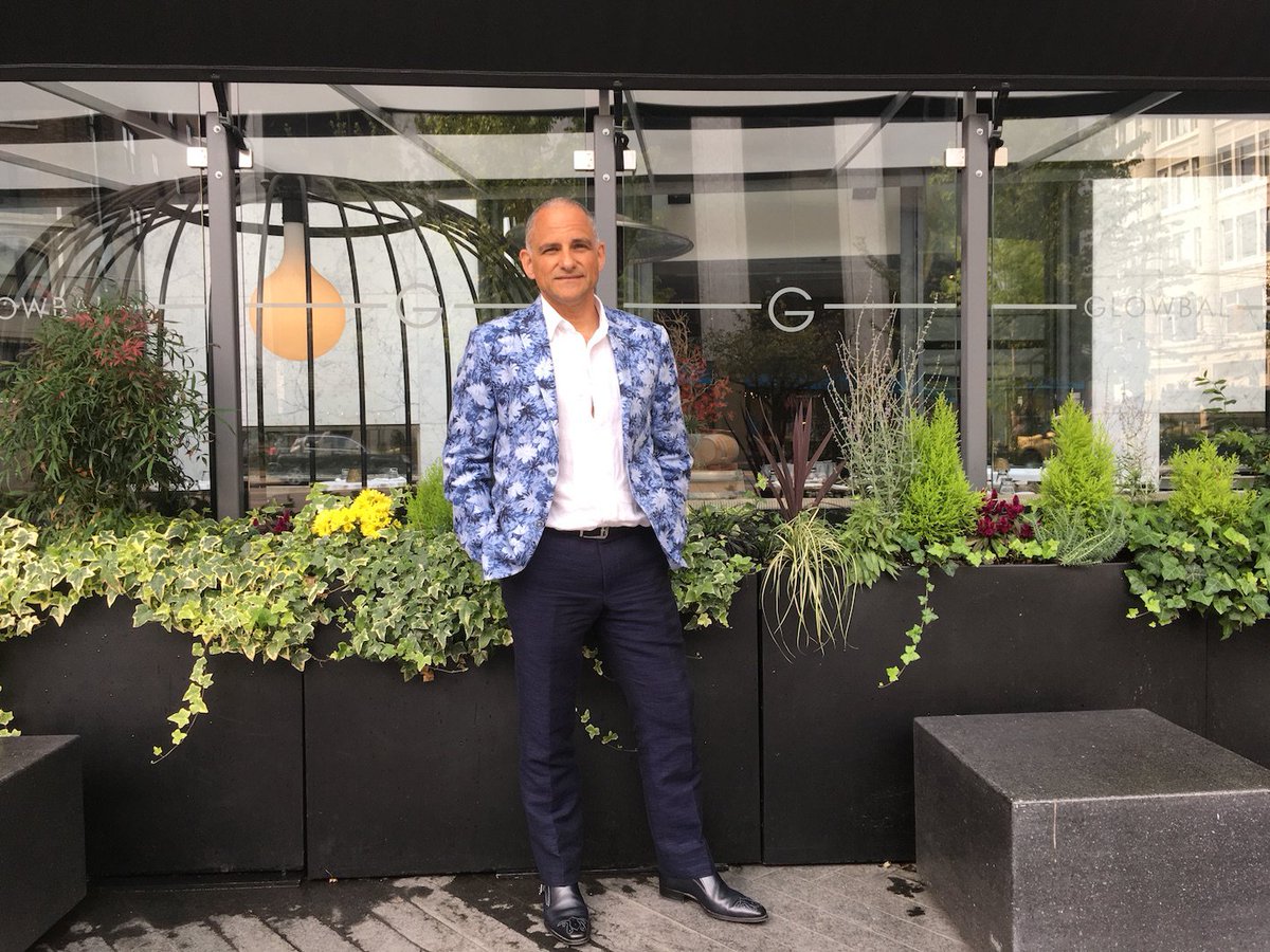QuorumFashion's tweet photo. Getting in the last few wears of those summer pieces before the season finally draws to a close! #floraljacket https://t.co/aY0gDslYjX