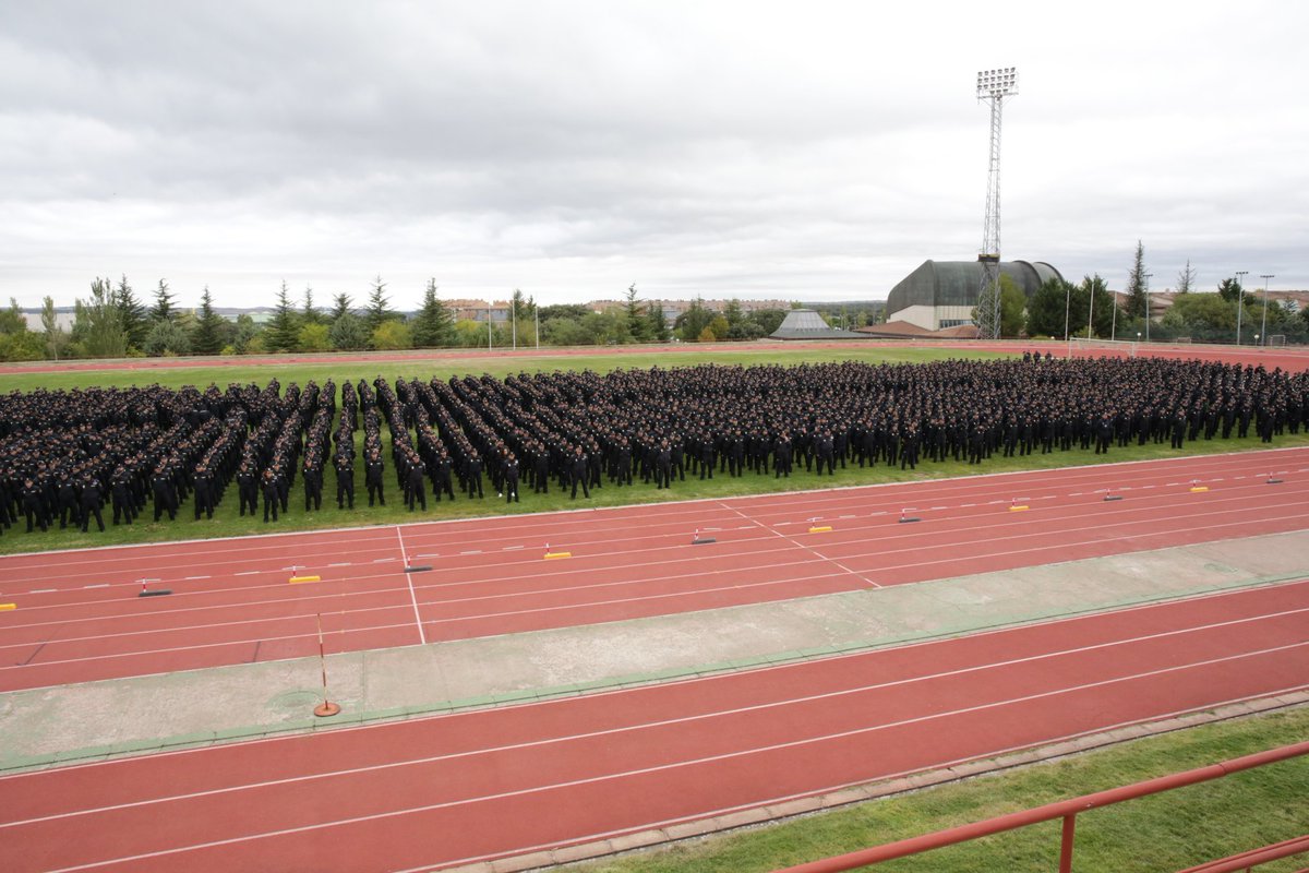 policia's tweet photo. ¡Todos listos! Más de 2.600 alumnos arrancan el curso en la Escuela de #Policía de #Ávila.
Vocación
Compromiso
Servicio público
Superación💪 https://t.co/sjD6OrZoNI