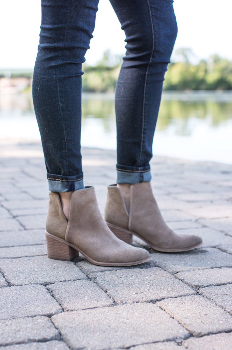PTChaosBlog's tweet photo. Favorite booties just went back on sale for under $100! Run 🏃🏼‍♀️https://t.co/gr9IhaFw4q https://t.co/5nhRLSkb77