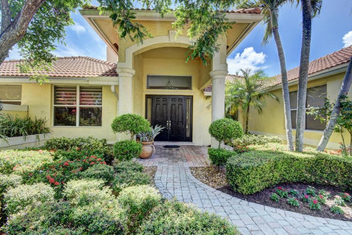 ElliotKoolik's tweet photo. This week's stunning featured listing can be found in Hamptons of WFCC. Beautifully renovated 5BR/4.1BA one story custom home! https://t.co/HCIggQngaQ