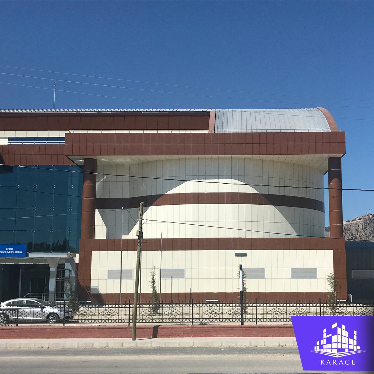karacecati's tweet photo. Afyon'da #Karace imzalı hızlı tren projesi. #vmzinc #titanyumçinko #quartz #kenetçatı #kenetcephe #mimari #mimaritasarım https://t.co/mXf0dFgHO1