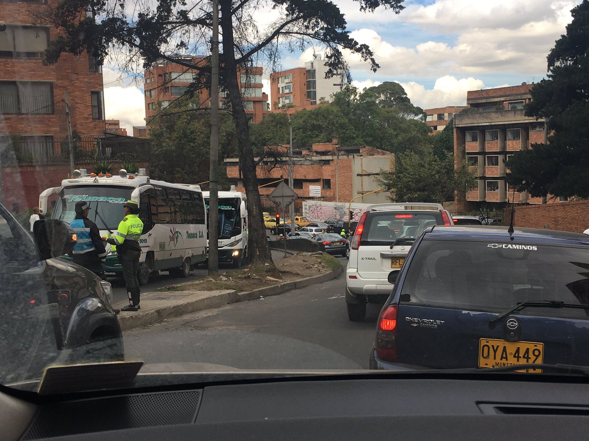 NoFilaLaCalera's tweet photo. Esto es todo lo que había a las 9:15am y conversando ni siquiera agilizando el flujo vehicular. @SectorMovilidad @EnriquePenalosa https://t.co/I7rq170dj2