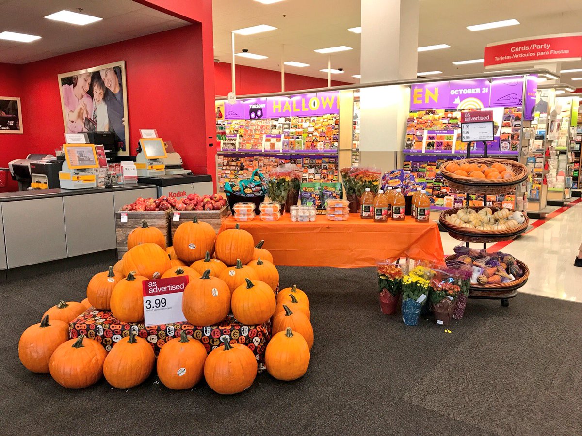 Specialty0927's tweet photo. T1888 is ready for Fall! #drivingsales #winningtheseason #frontofstore @tonypena @nikki_j1981 @JustinkalebMe @justinadamburns https://t.co/sc69QPkDE6