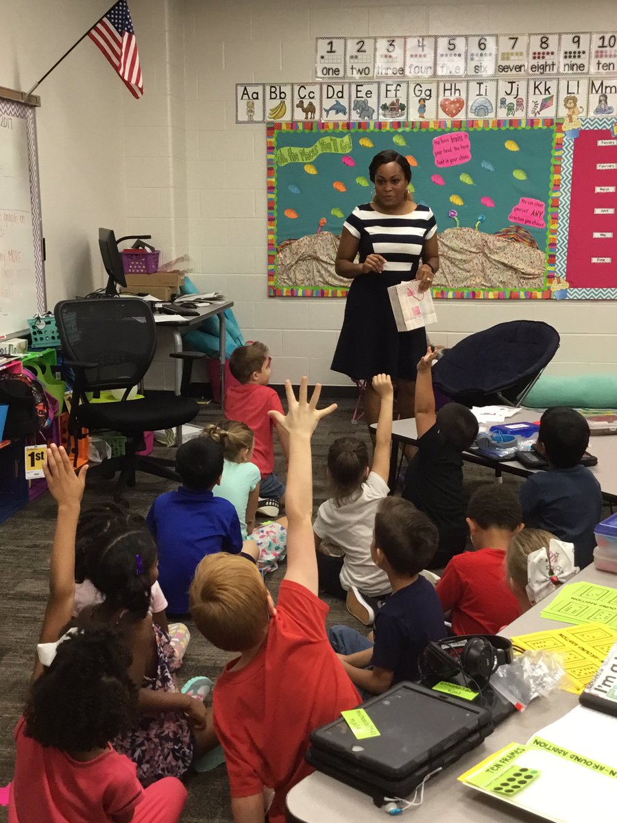 MrsCollatos's tweet photo. We love when Mrs. Wright comes to visit. Today we learned about feelings! @BradleyCISD https://t.co/4QVpuZEOyN