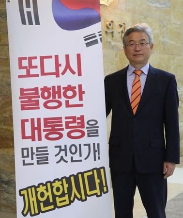 ASeoyeon777's tweet photo. 전술핵배치촉구 자유당 대표단 이철우 미국측 관계자에게 "한국정부에 압력넣어달라"‥그 자리에 있던 워싱턴포스트 기자 전언‥국정원 출신 아가리파이터, 북한에 총쏴달라 부탁했던 놈들이 뭔짓은 못할까? 지들 이익을 위해선 국민 목숨도 하찮게 여기는 놈들이다. https://t.co/RUmud9yBdb