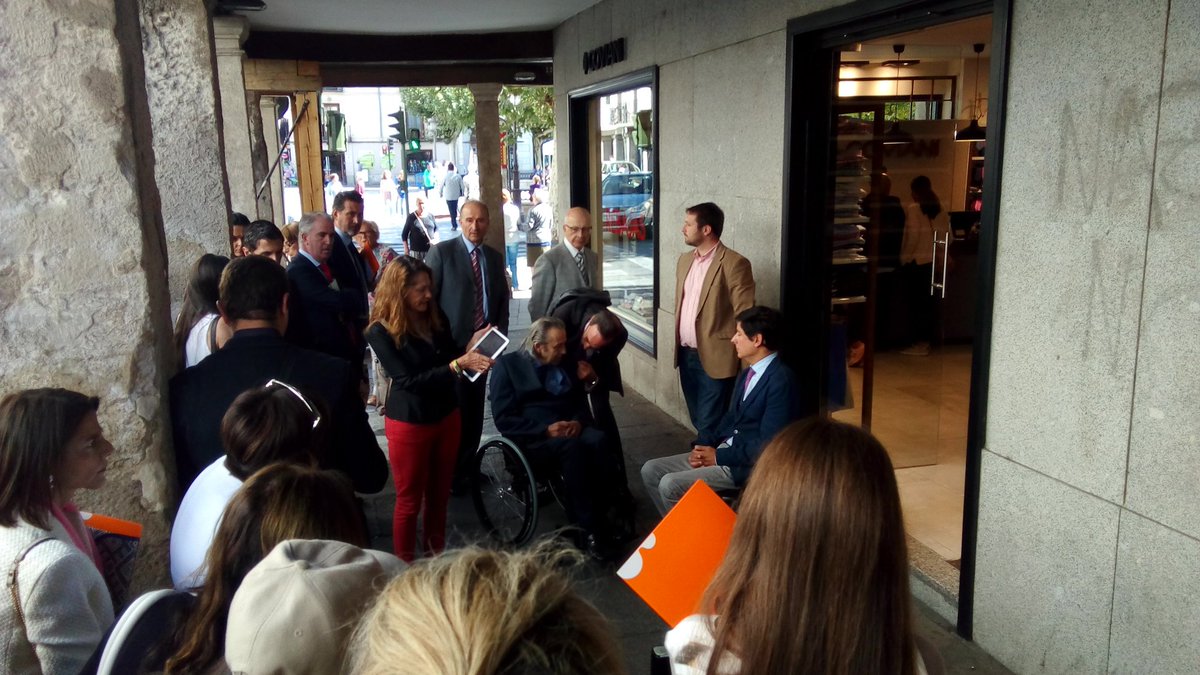 ricardopenalvo's tweet photo. #alcalaeii # accesibilidad a taxis adaptados con @FAMMA_Co_Madrid y @_CENTAC_ en el 1er Espacio Integrado Inteligente de Alcalá de Henares. https://t.co/5NrW710Ehh