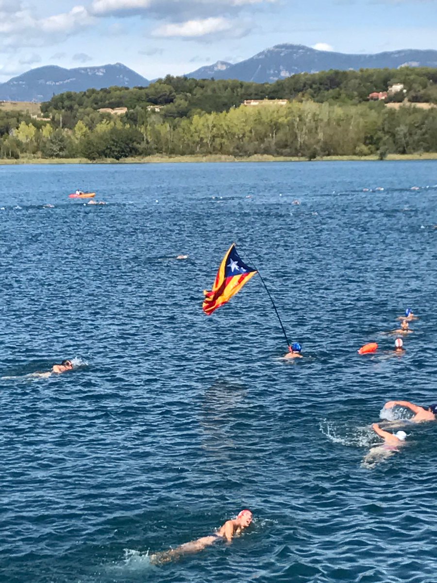 ANCPlaEstany's tweet photo. Hem vist la imatge d'aquest nedador ahir a la Travessia de L'Estany. Això sí que és portar l'estelada ben alt. 👏👏
#esteladaGO https://t.co/w92wkvW8Jj
