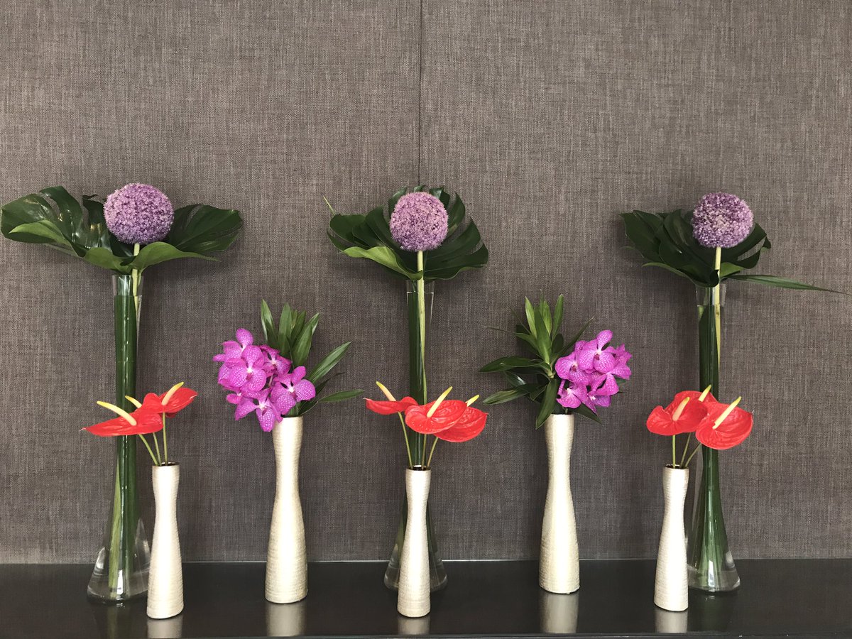 CPHeathrow's tweet photo. Our display this week 💐🌹 #freshflowers #brightcoloursonadullday #crowneofheathrow https://t.co/KVO5H1LtOC