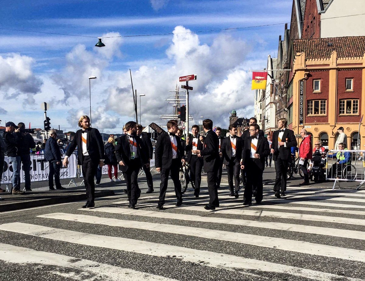 Have you seen them? <a href="/armeriddere/">Mannskoret Arme Riddere</a> are singing in the city! #Bergen2017