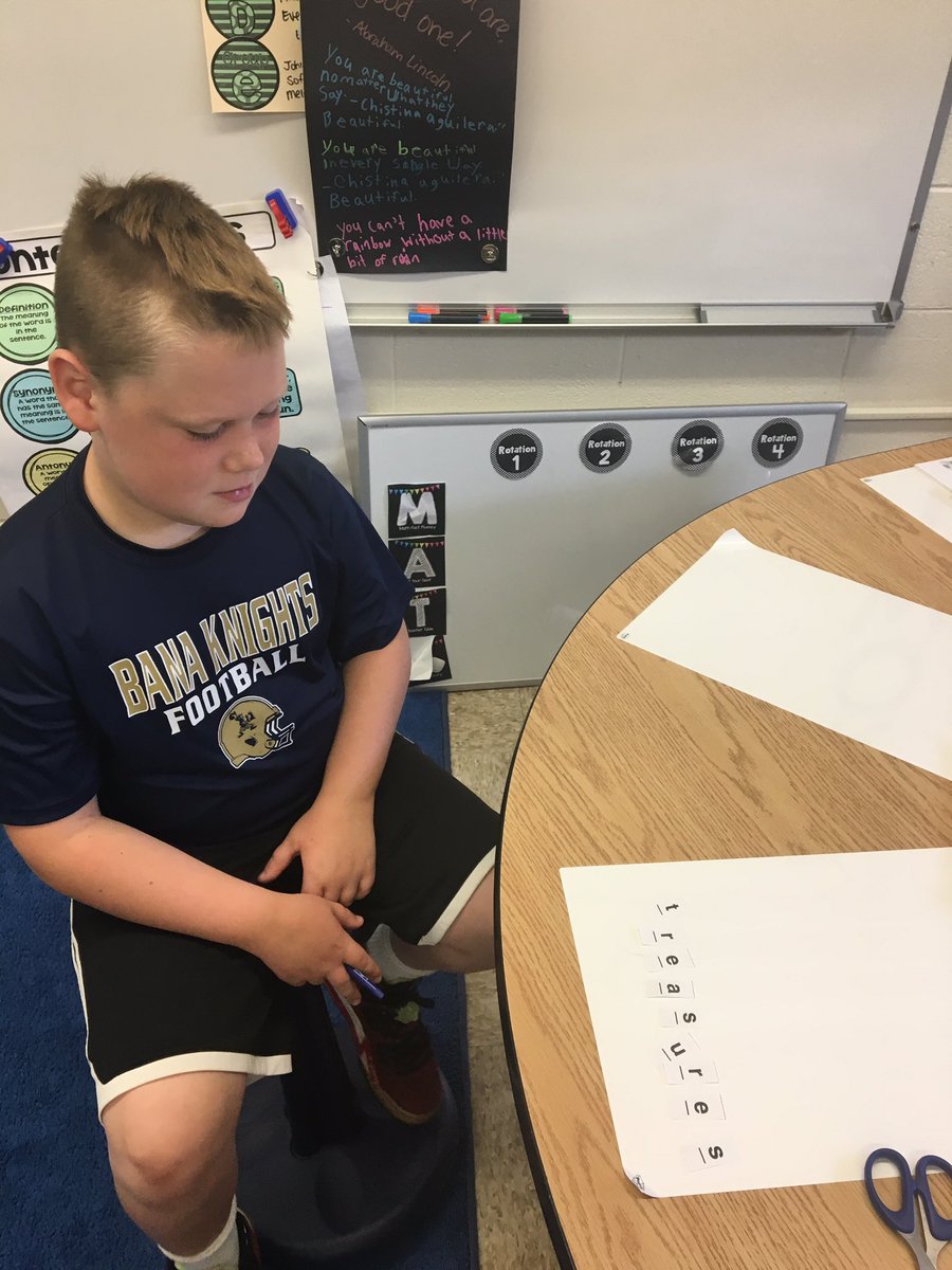 MrsAveryJBN's tweet photo. Overheard in our classroom, "this is so fun!" #makingwords https://t.co/QvJYlybnaC