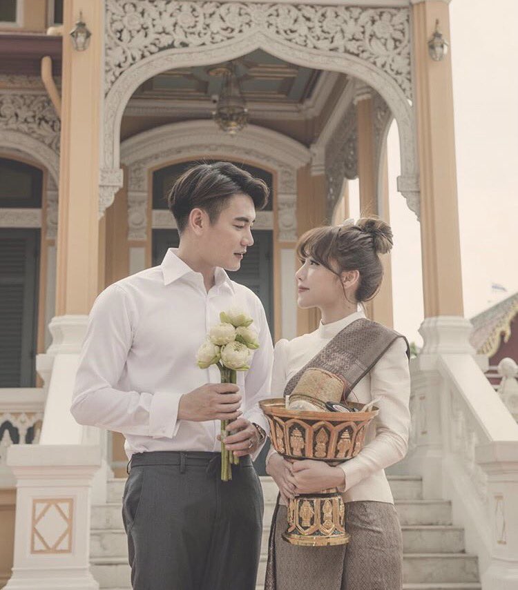 UnderbedDara's tweet photo. เทศกาลงานความรัก พรีเวด ฟลุค-แอปเปิ้ล 
มีความคิ้ว ธีมสาวลาวบ่าวไทย #ใต้เตียงดารา https://t.co/FRjO5c9ivV