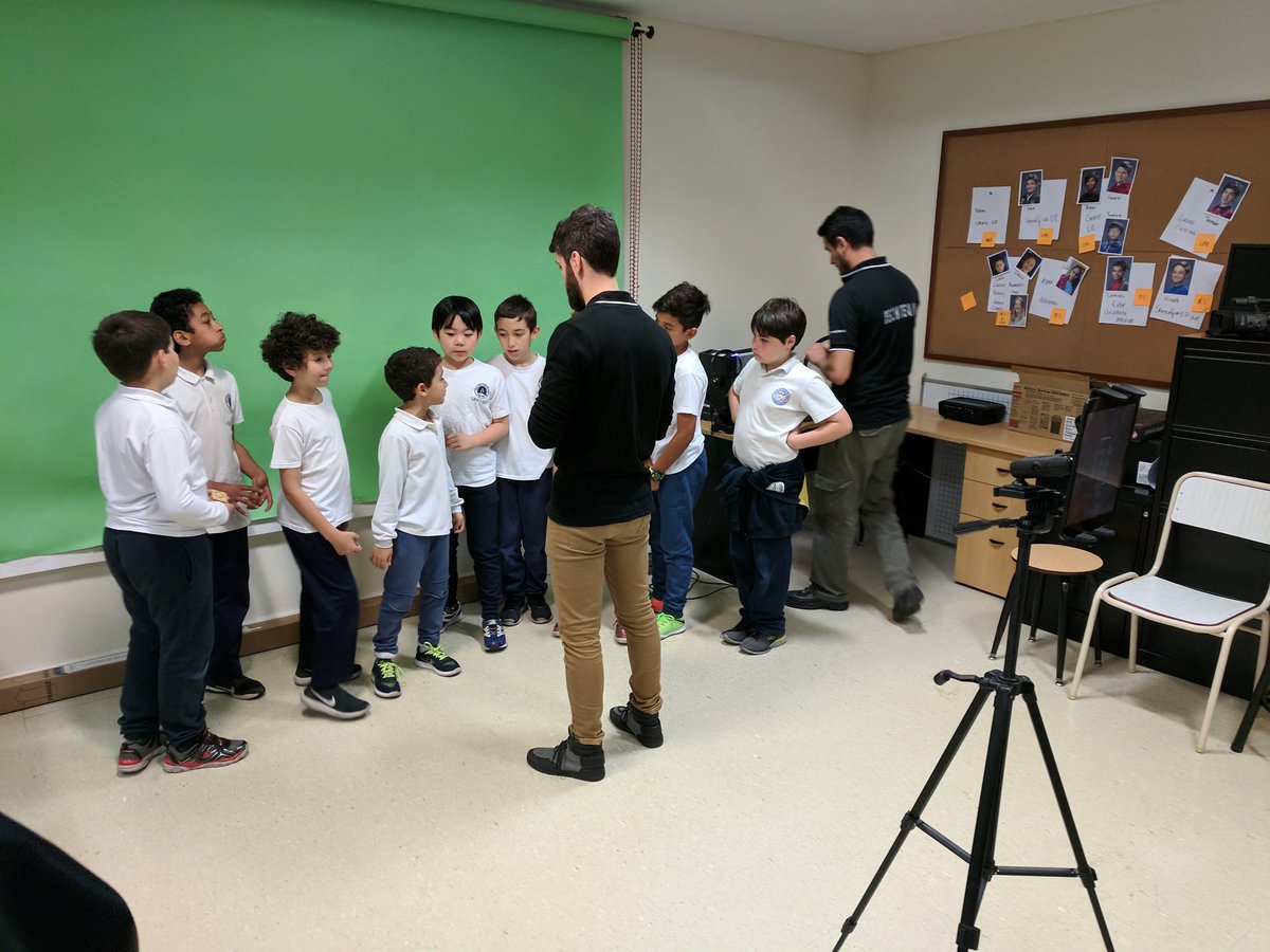 chunisegura's tweet photo. Lots of #aelincoln smiley faces at the first #aeltech #makerspace tour!! Thanks @CristianoWhite @Chikitixz @Jorge__Piris and @holagregory https://t.co/djiuh6DYg3
