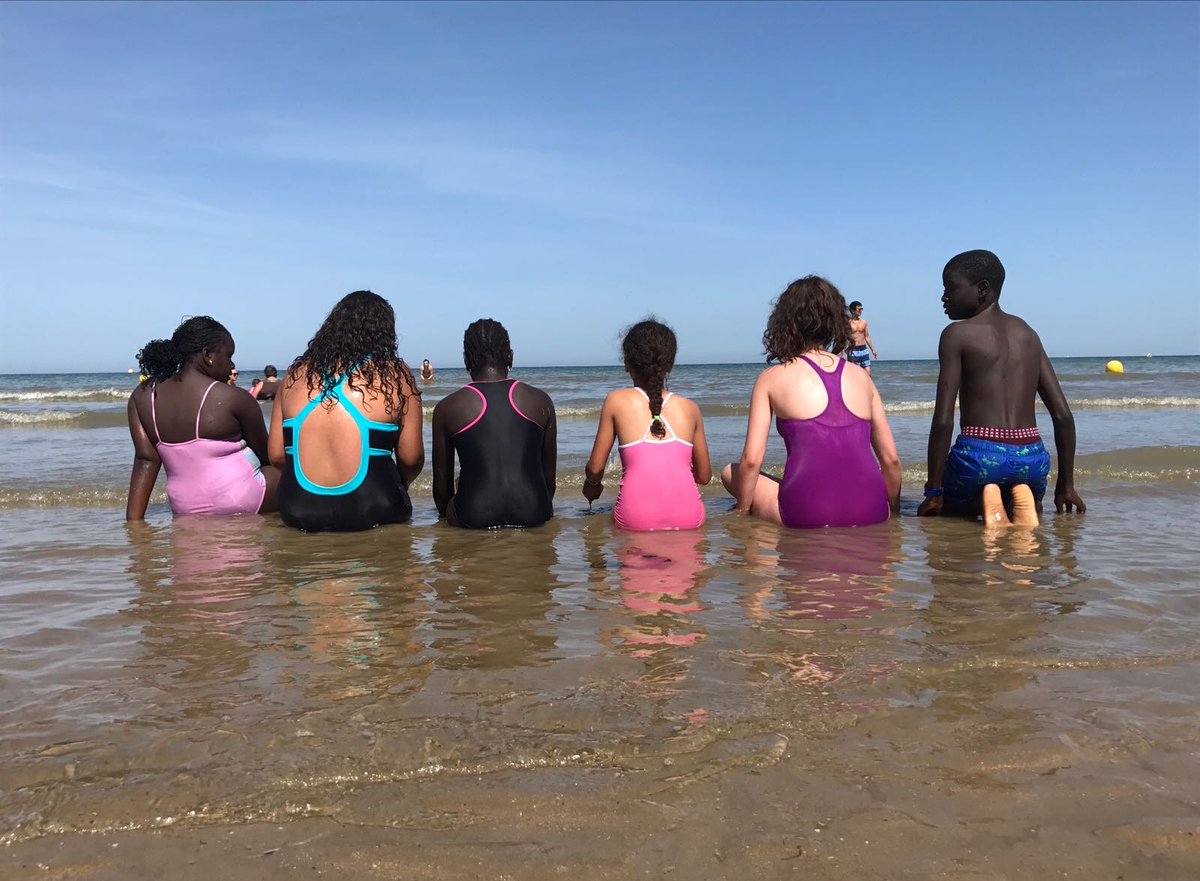 EducsMainv's tweet photo. Sur la plage abandonnée.. coquillages et crust #OhWait non ce sont de jeunes mainvillois à Cabourg! @Mainvilliers28  des vacances pour tous! https://t.co/4jcFWqBBMx