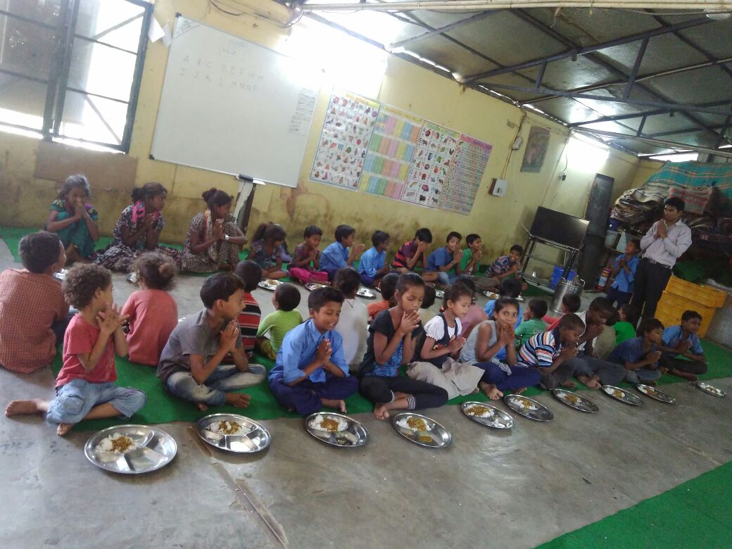 SPYM India on Twitter: "Children saying prayers before food at #SPYM"s centres - have you said thanks for today's meal yet? 😀🙏🍱🍛… "