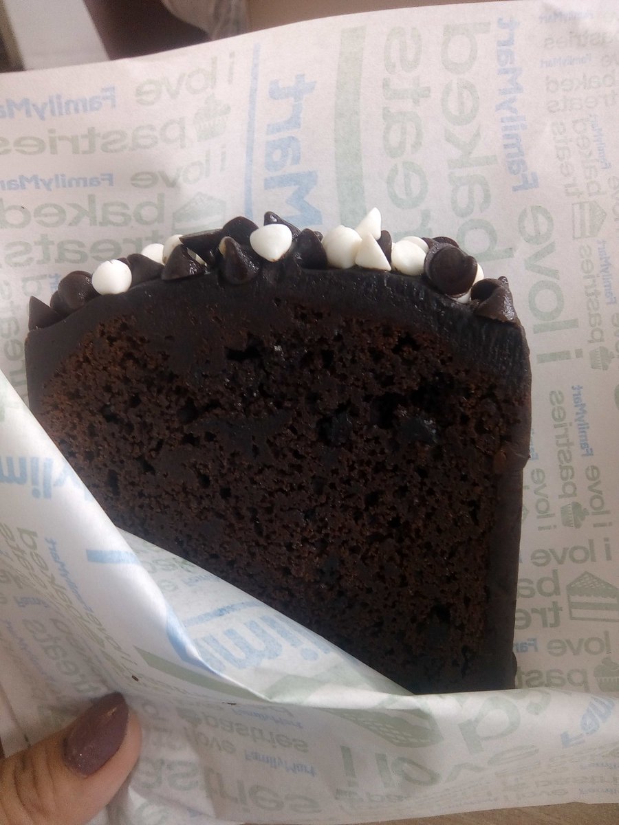 chickJHEN's tweet photo. double chocolate loaf sliced 😍 #fudgee https://t.co/I46Qs8faII