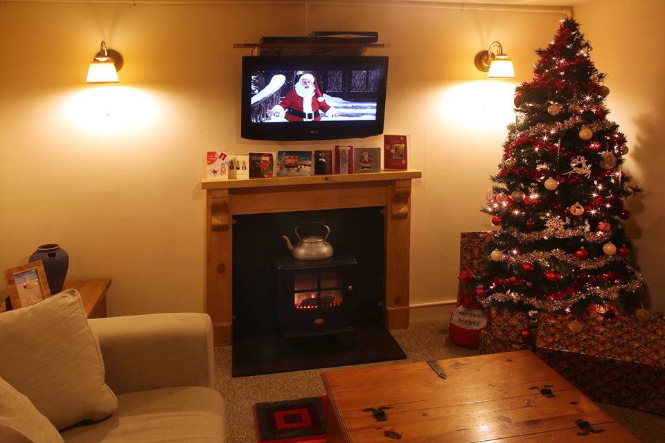 JuanperiCottage's tweet photo. Christmas at Juanperi or December short break? #cosy #beach, #pub, #seals, #Norfolk #Christmas2017 #dogfriendly  https://t.co/0EVF9mWUAJ https://t.co/xM0TipZvpi