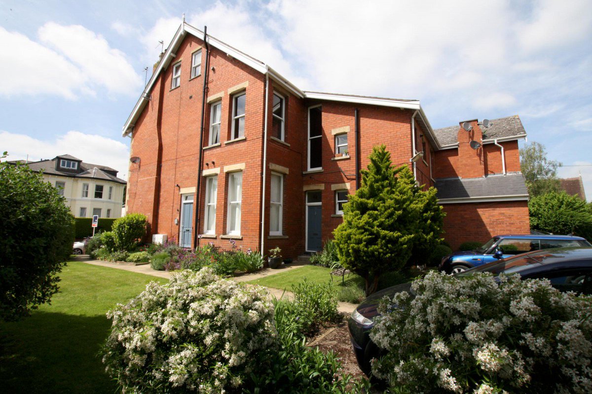 New property! 2-bed house in  #Cheltenham, available now at £725 pcm. ldrs.ly/s5PQH