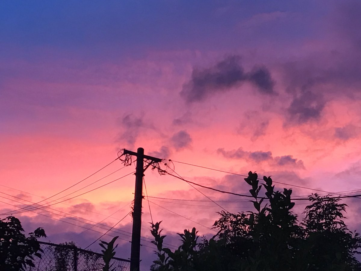 根本 台風 写真 ピンクの夕日 明日の天気 スマホのカメラ いつもの場所 明日が雨になると 前の日は決まって夕日が美しく鮮やかな色で天気を教えてくれます 実際はもっと素敵です