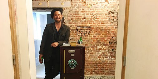 Artists Club / Coffre-Fort exhibits a myriad of art works, including rooms by APT artists <a href="/IstvanIstHuzjan/">Ištvan Išt Huzjan</a> and Ivan Moudov. #Brussels