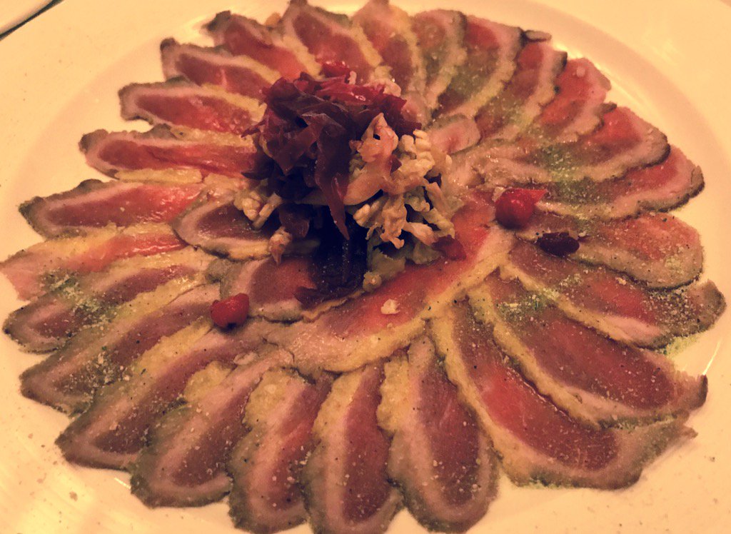 WineNewsIt's tweet photo. Carpaccio #anatra e #verza #Giramondo: chef #VittorioFusari (#PontdeFerr) per 50 anni #Doc @Franciacorta https://t.co/9VtPhZhPcn