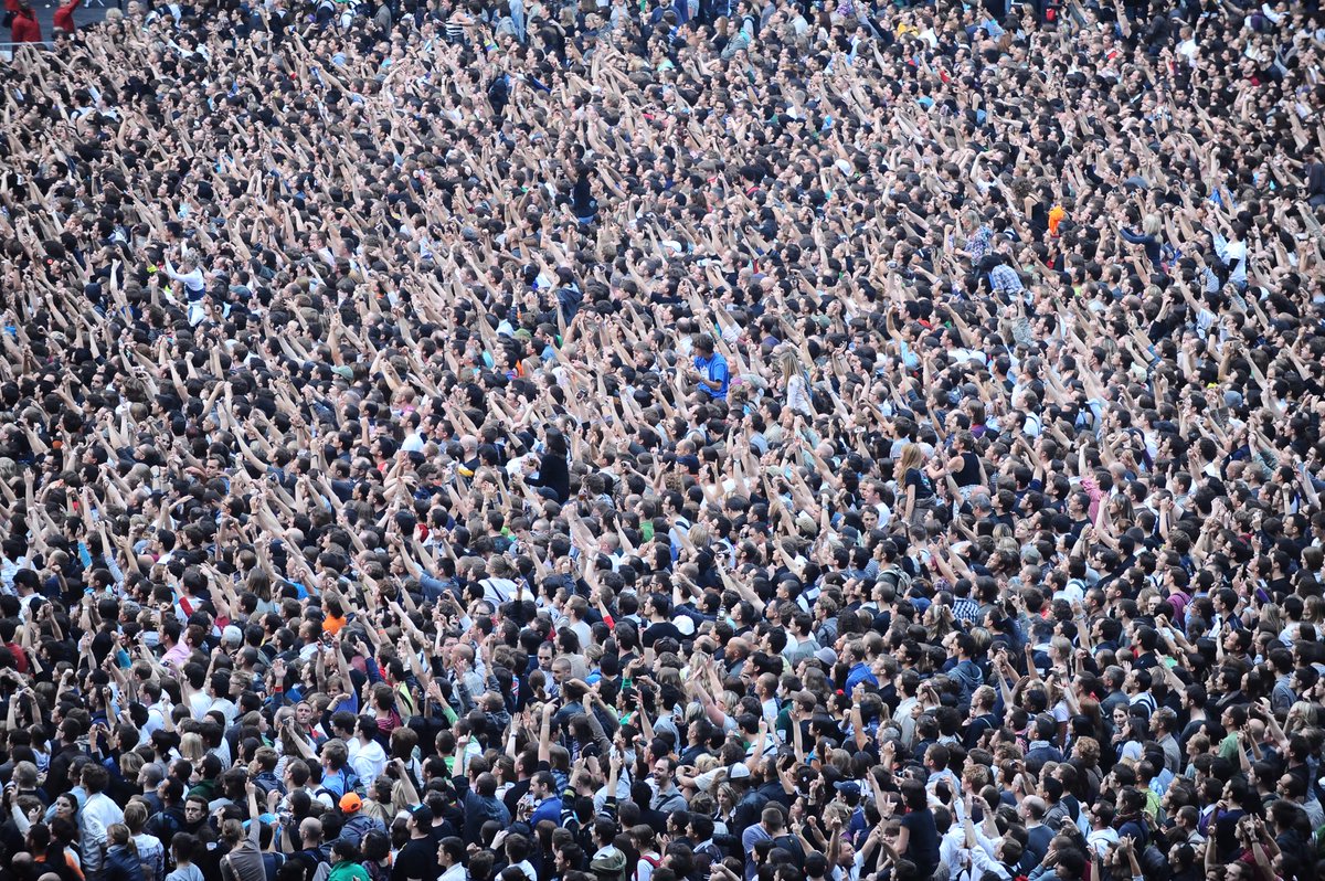 StadeFrance's tweet image. Il y a 7 ans jour pour jour, @U2 était sur la scène du Stade ! Plus de 96 000 personnes étaient au concert ce soir-là, un record 😧