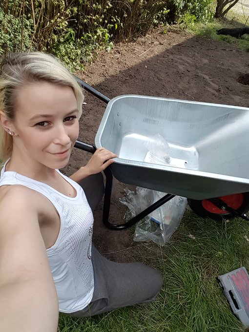 Heute mal etwas Gartenarbeit :D #Garten #SexyJenJen #Model #Webcamgirl #sweet #blond https://t.co/x3