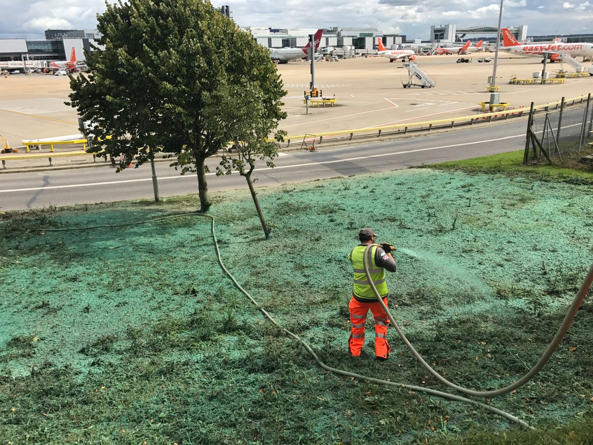 Hydro_Turf's tweet photo. One of the airside teams back @Gatwick_Airport last week to carry out restoration and slope stabilisation works. #soilamendments #claysoils https://t.co/AEix1QvHYV